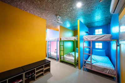 Einzelbett im Schlafsaal – obere Ebene — myPatong Social Hostel